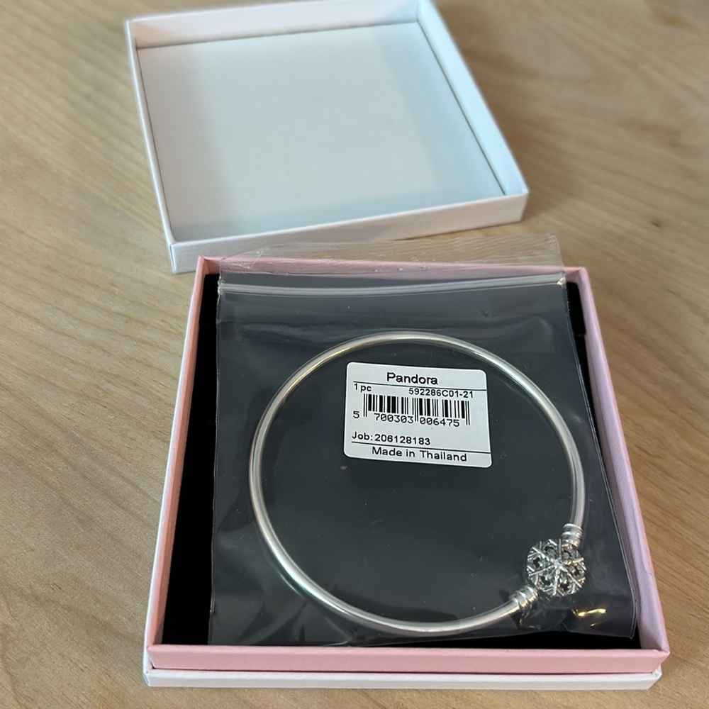 Pandora Snowflake Sterling Silver Clasp BangleBracelet NEW with box Never Opened